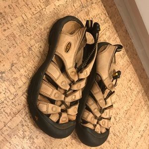 Classic Keen waterproof shoes size 8.5